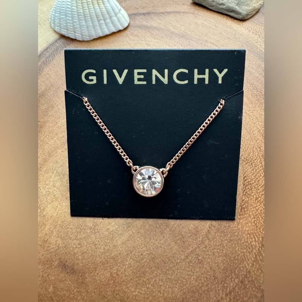 Simple sparkle, Givenchy's small pendant
Set in rose gold-tone mixed metal